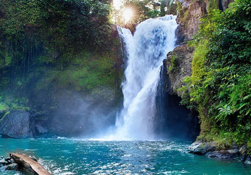 Tegenungan Waterfall 02